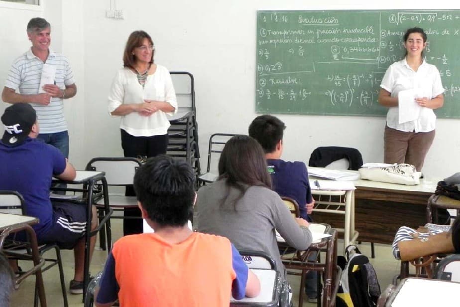 La ministra Silva visitó la escuela Industrial donde se dicta clases de apoyo para alumnos que adeudan materias