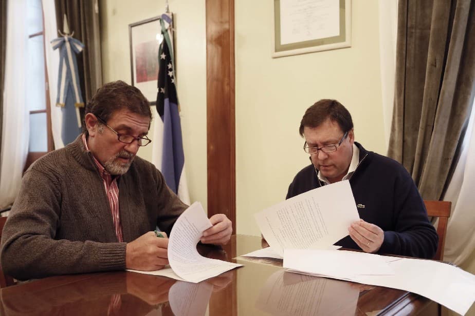 La Provincia y el Municipio de Viedma firmaron convenio para adquirir equipamiento con fondos petroleros