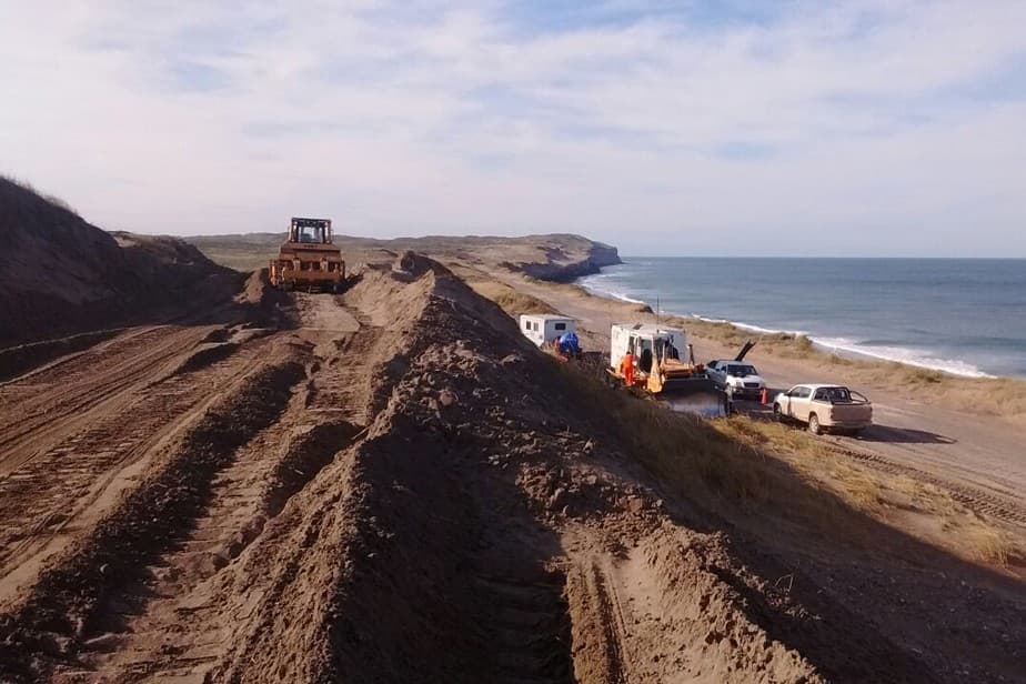 Por el derrumbe de acantilados, reconstruyen un tramo del camino de la Costa