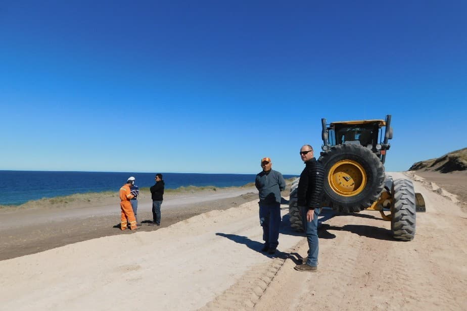 Trabajan en la nueva traza sobre el Camino de la Costa cerca de Bahía Rosas