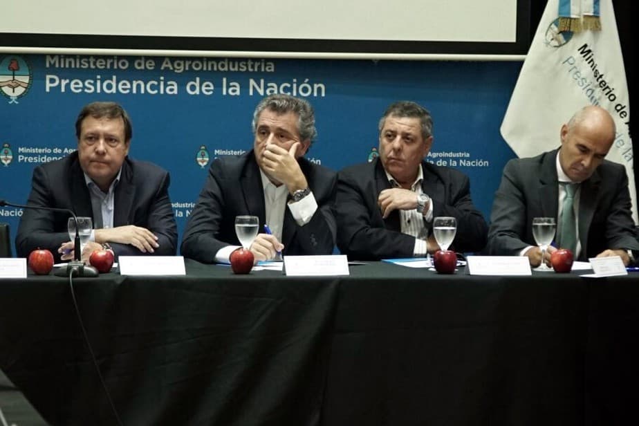 El Gobernador participó de la Mesa de Competitividad de la Cadena de Peras y Manzanas