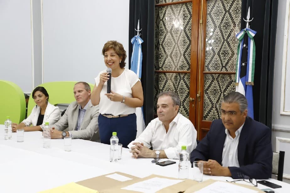 Carreras abrió los sobres con las ofertas para la construcción de 25 casas en Viedma