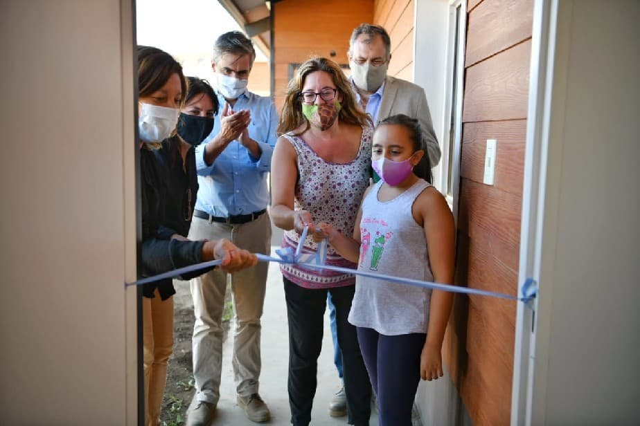 Carreras entregó 102 casas en Bariloche, todas a nombre de mujeres