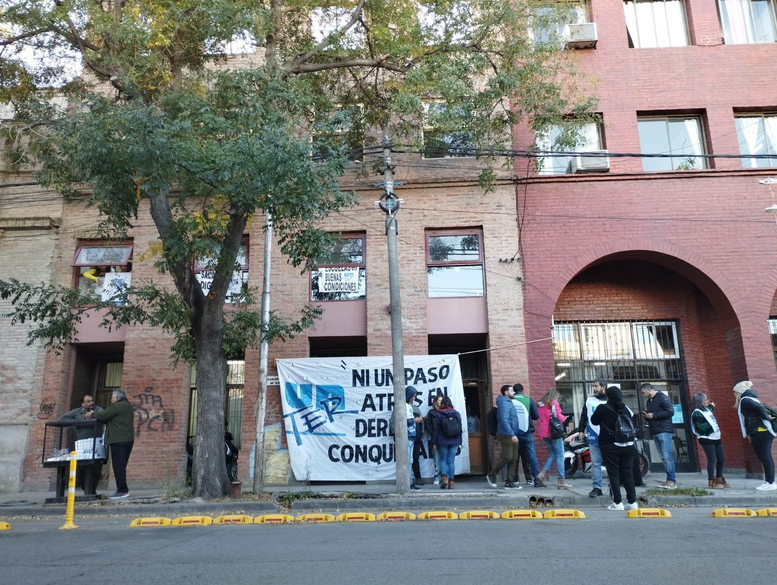 UnTER reclamó para que no descuenten los días de paro en el próximo pago de haberes y ocupó oficinas de Educación