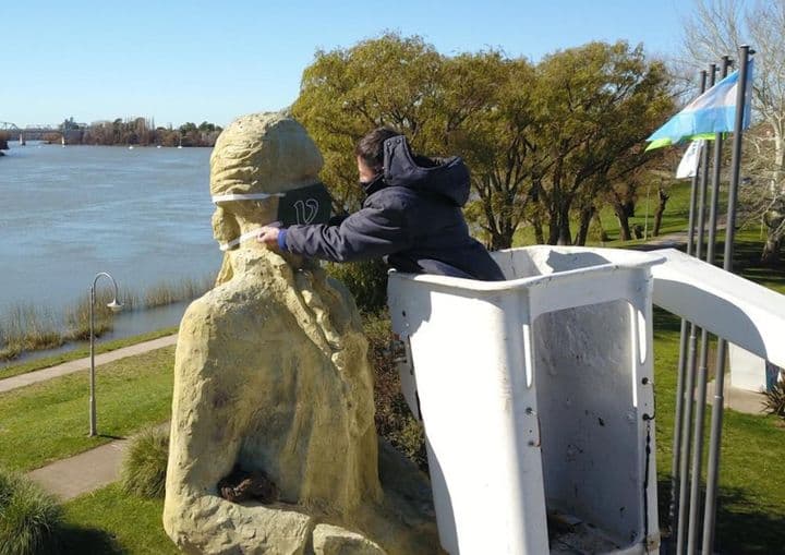 El monumento del Fundador de Viedma con barbijo