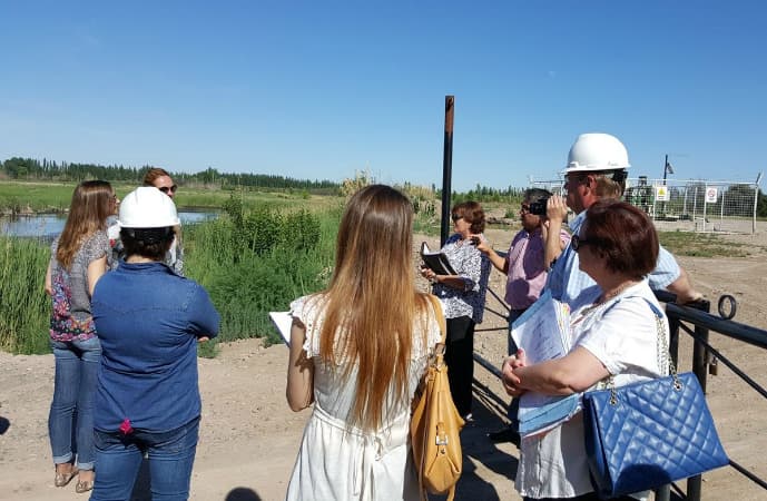 Por el derrame de petróleo en Allen se realizaron investigaciones en la laguna y se visitaron las casas de la zona