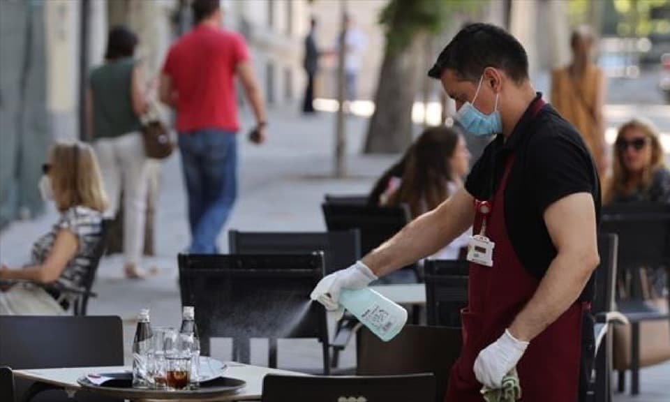 Habilitan mesas en veredas de locales gastronómicos