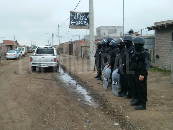 Encuentran chaleco de la Policía Federal, motos, armas robadas en varios allanamientos en Viedma