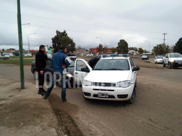 Dos personas en un auto se intentaron dar a la fuga luego de robar una casa, ambos fueron detenidos