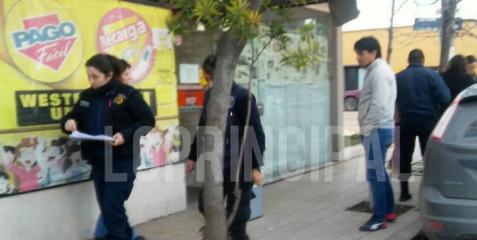A través de un boquete entraron a robar a un pago fácil de Viedma