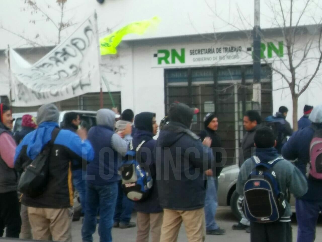 Por falta de pago y garantizar el empleo protesta la UOCRA en la Secretaría de Trabajo