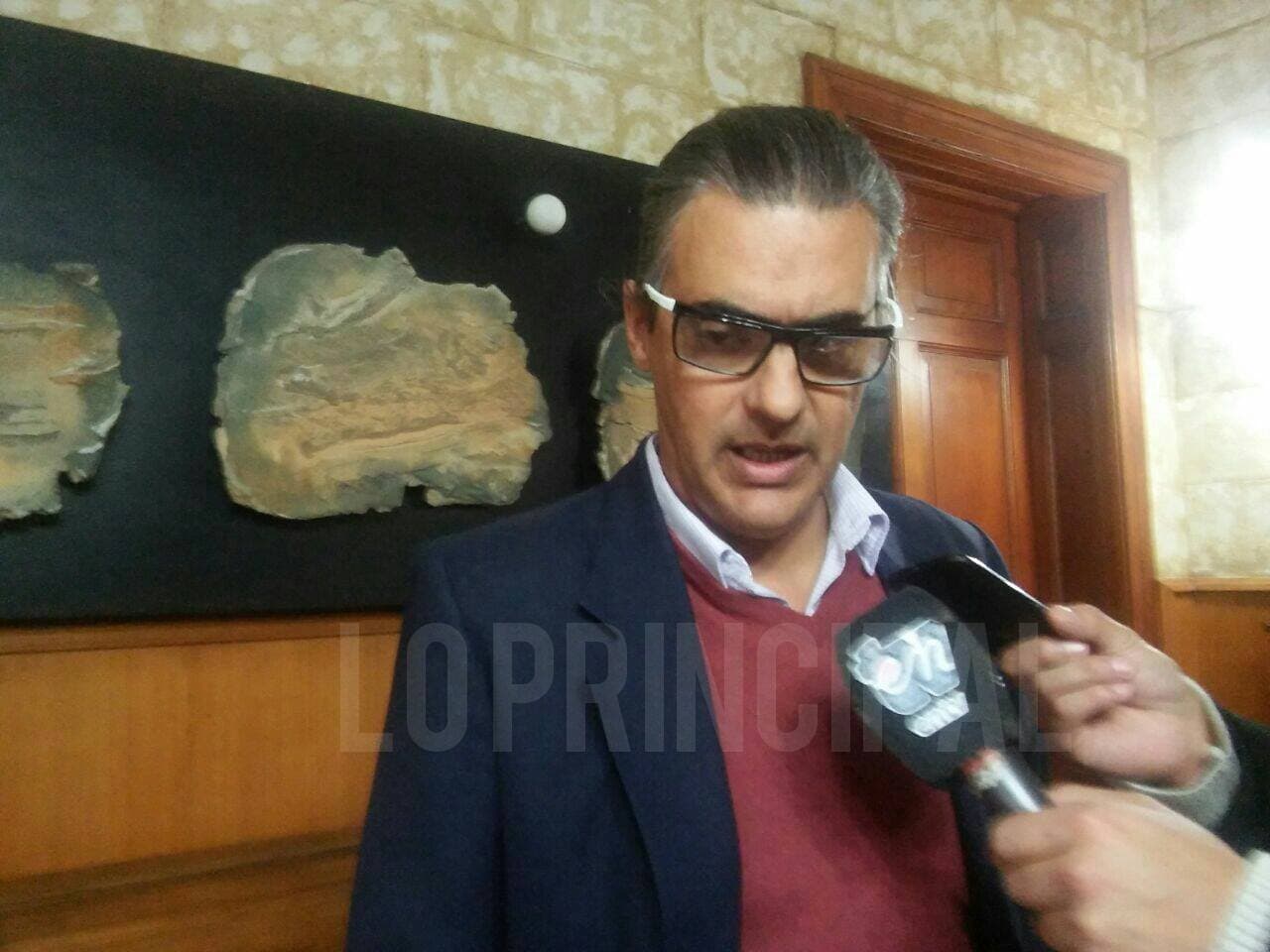 Ponzone «ni siquiera dirige los papeles correctamente», dijo Valeri por la calle Buenos Aires y Mitre