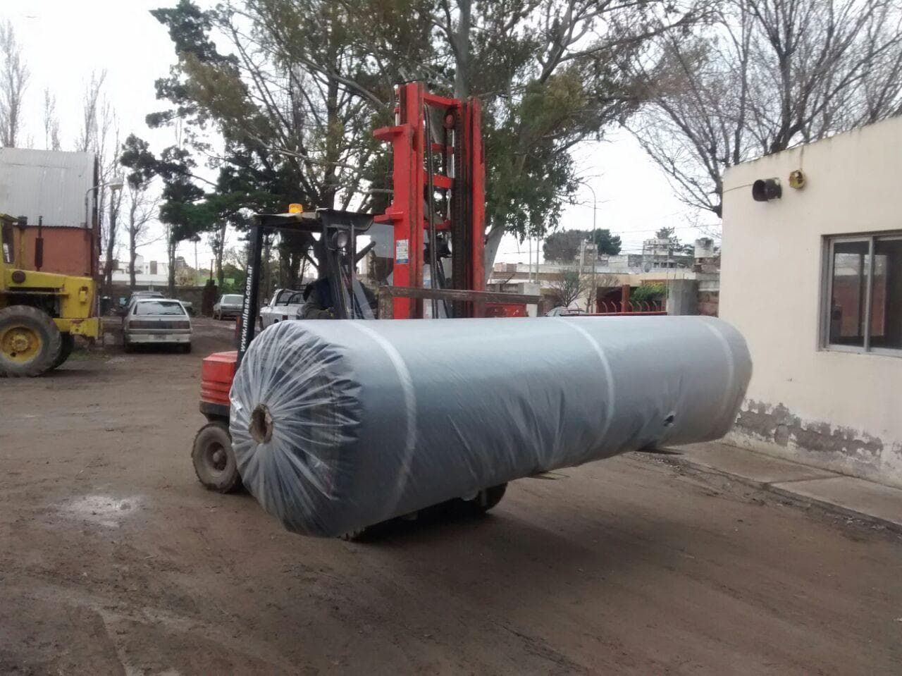 La alfombra de césped sintético de la futura cancha de hockey ya está en la Capital rionegrina