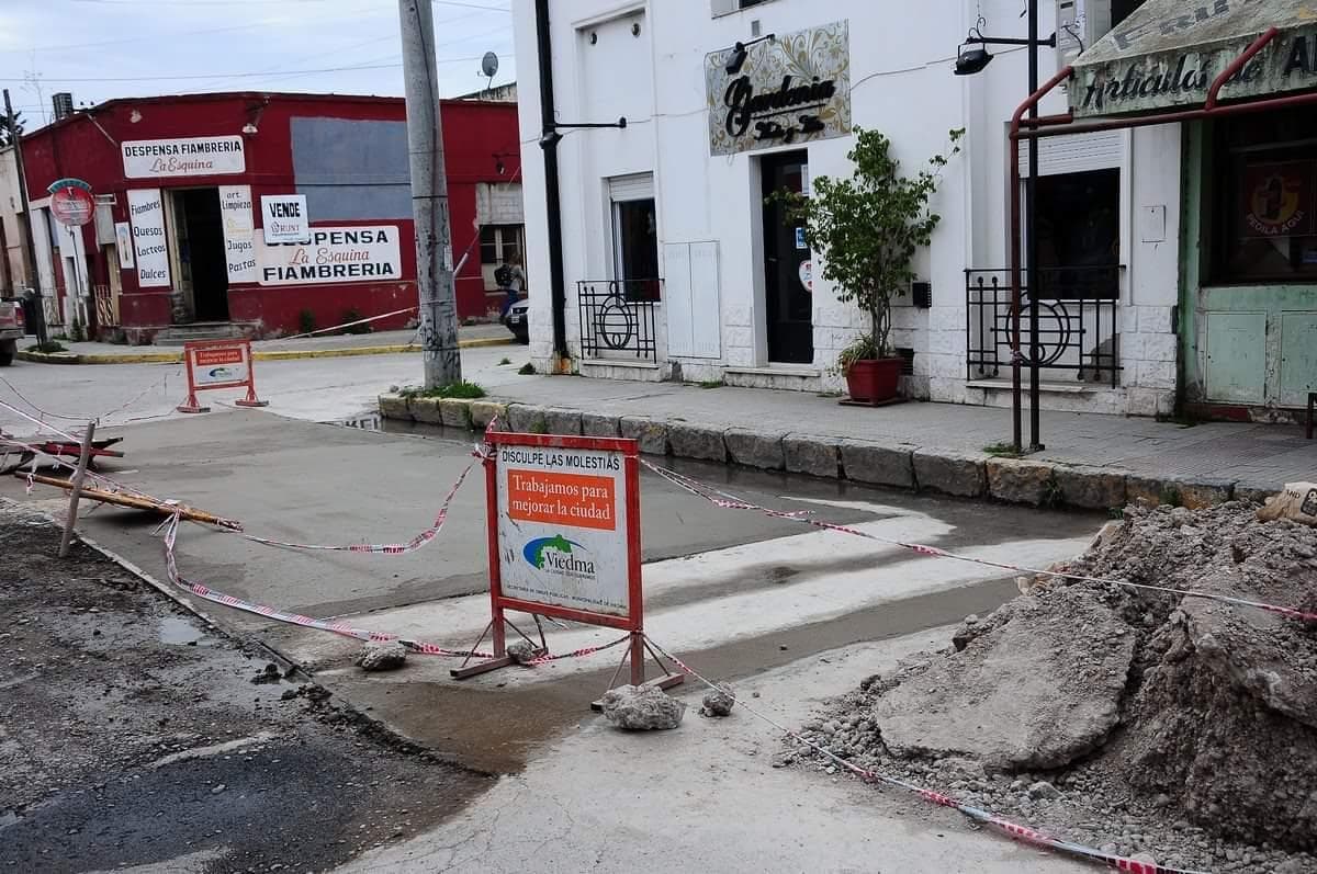 Reparan la calle Sarmiento esquina Saavedra, se habilitaría en los próximos días
