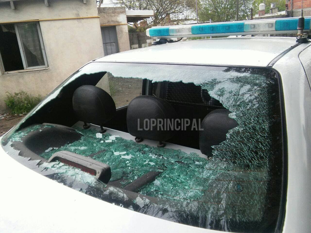 Apedrearon un móvil policial y le rompieron los vidrios