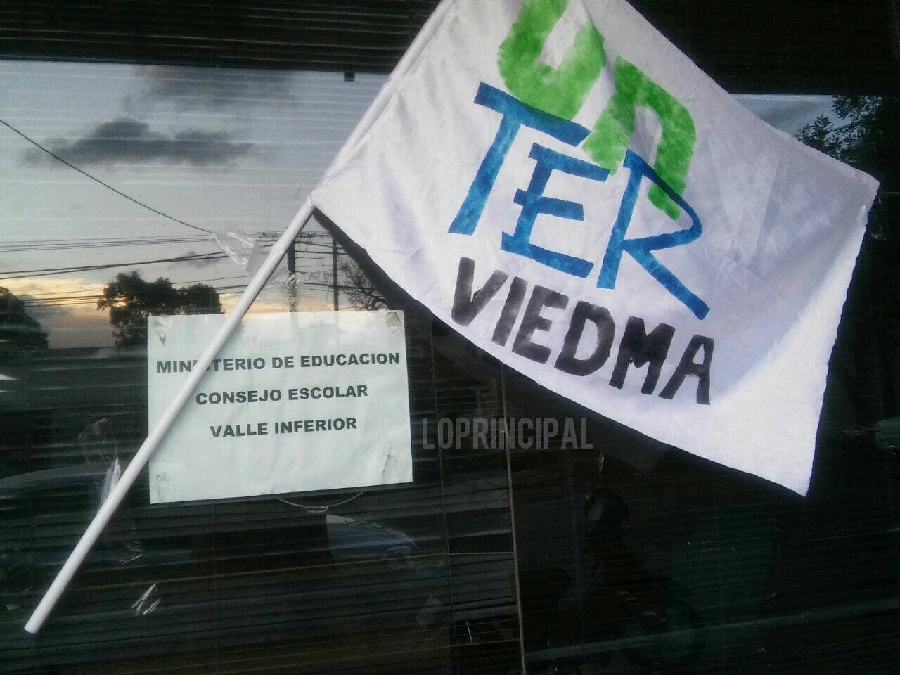En el segundo día de paro, continúa la toma del Ministerio de Educación