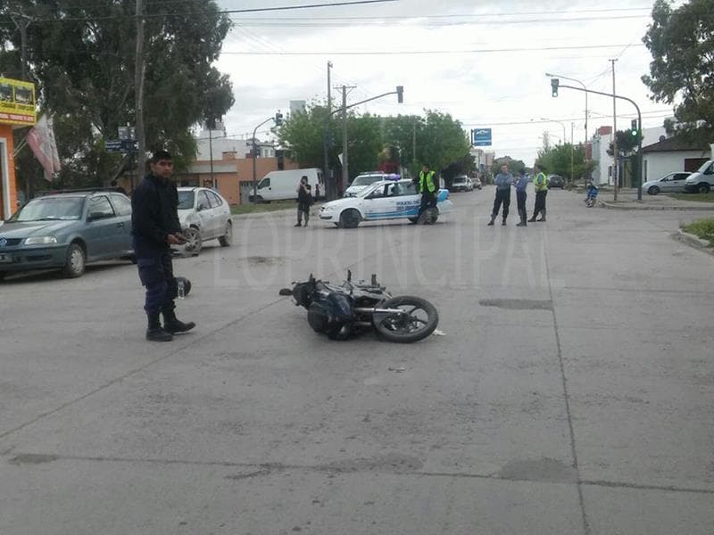 Fuerte choque entre una moto y un auto