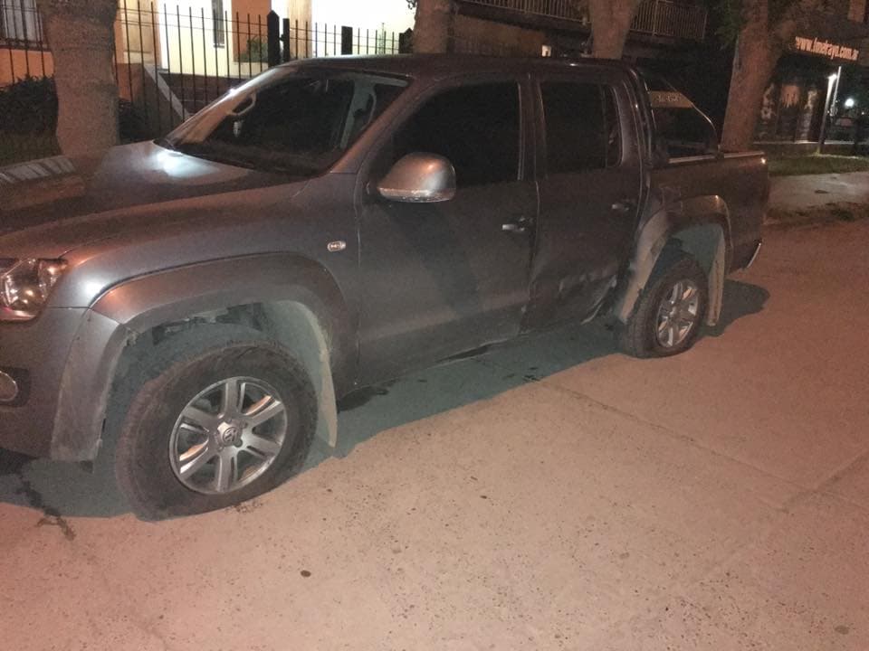 Acuchillaron cubiertas de la camioneta de un comerciante de Viedma