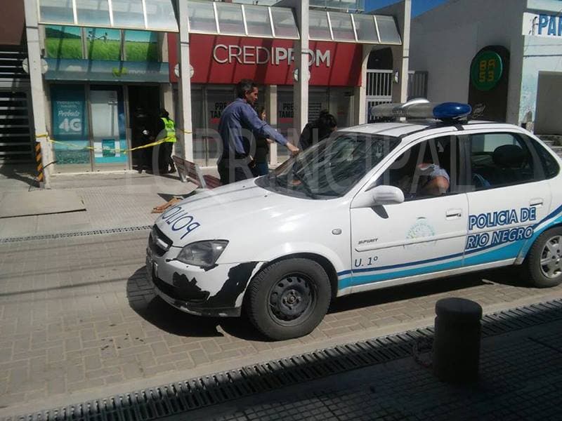 Roban en un local de celulares en plena calle Buenos Aires