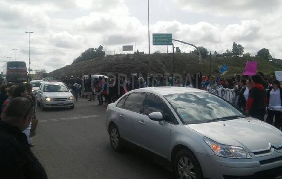 Gremios de Patagones lograron una convocatoria en el municipio, luego del corte del puente Basilio Villarino