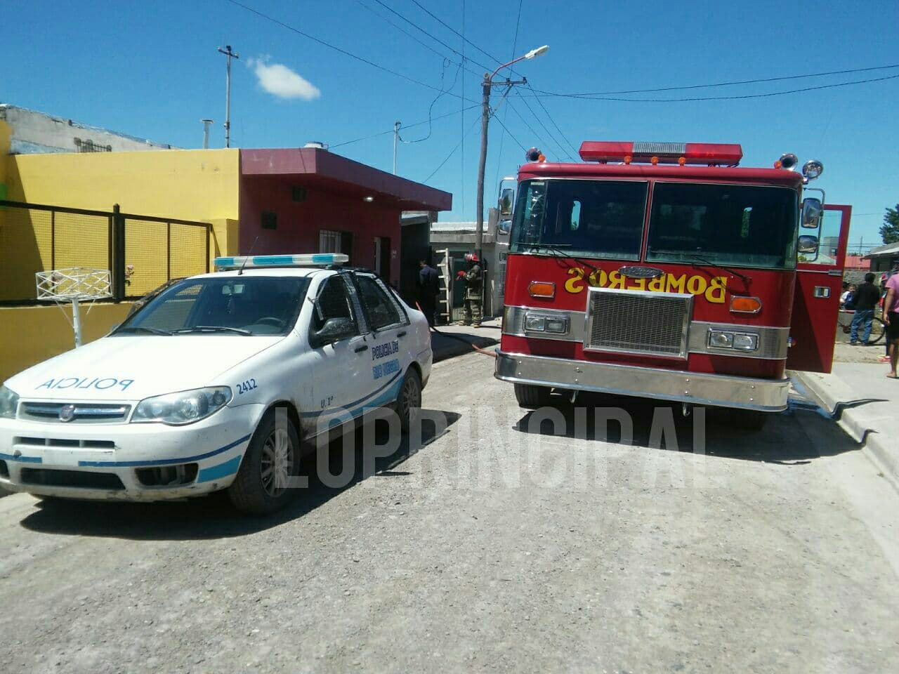 Se incendió un auto en el patio de una casa de Viedma