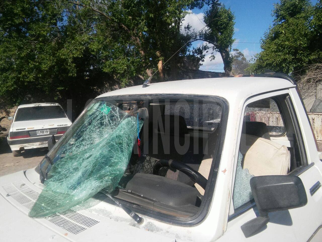 No le pudieron robar y le rompieron la camioneta, fue en un barrio de Viedma