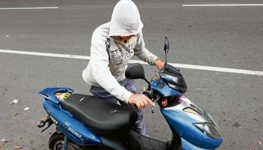 Dos menores de 14 y 16 años de edad robaban una moto y fueron demorados por la policía