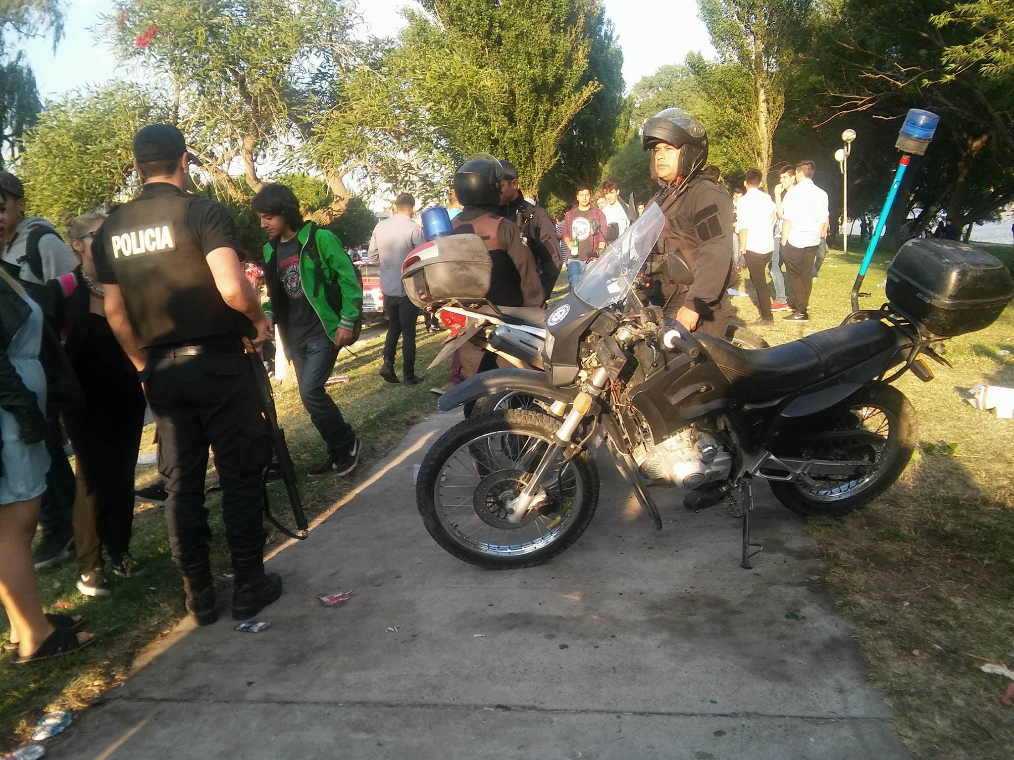 Jóvenes se enfrentaron con la Policía a botellazos y golpe de puños, hay detenidos