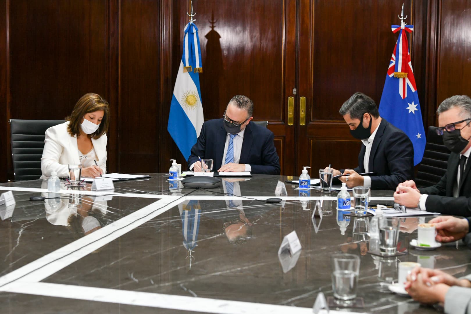 La Gobernadora firmó un acuerdo para avanzar en posibles emplazamientos en la provincia para construir y operar Proyectos Verdes