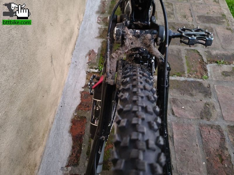 Un conductor en su camioneta atropelló a una ciclista, pero la justicia dijo que las culpas son compartidas porque la bici no llevaba luces