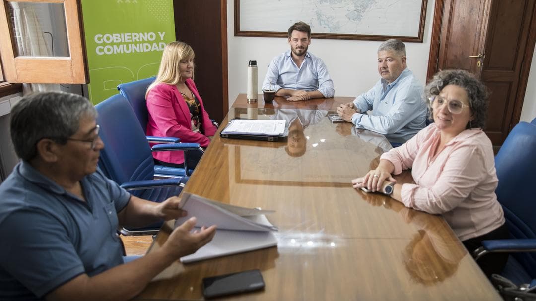 Gobierno y gremios revisarán casos puntuales de los estatales que no cobraron el 10%