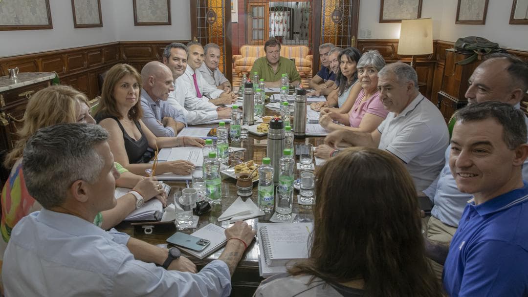 Aguinaldo sin fecha para los estatales y convocan a los gremios para el 20 de diciembre