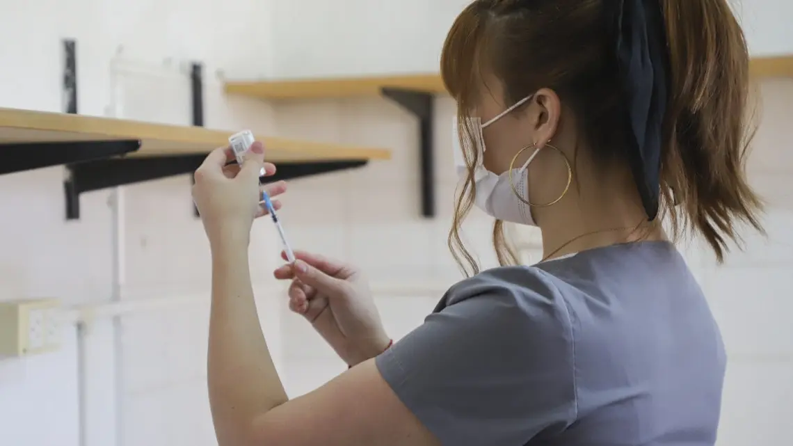 Se aplicará una única dosis de la vacuna contra el Virus del Papiloma Humano a partir de 2024