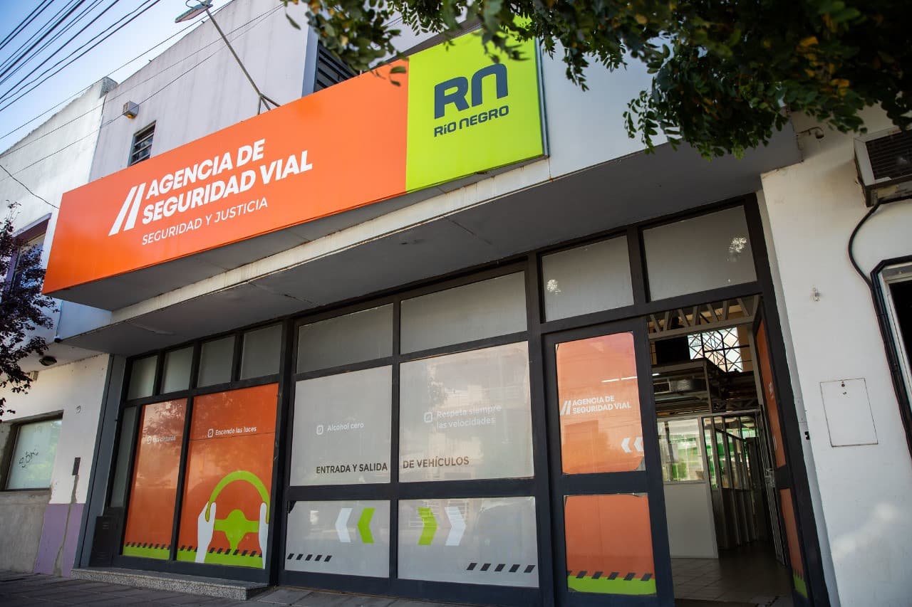 Hay dos canales oficiales dónde se puede realizar el descargo por multas de tránsito en Río Negro