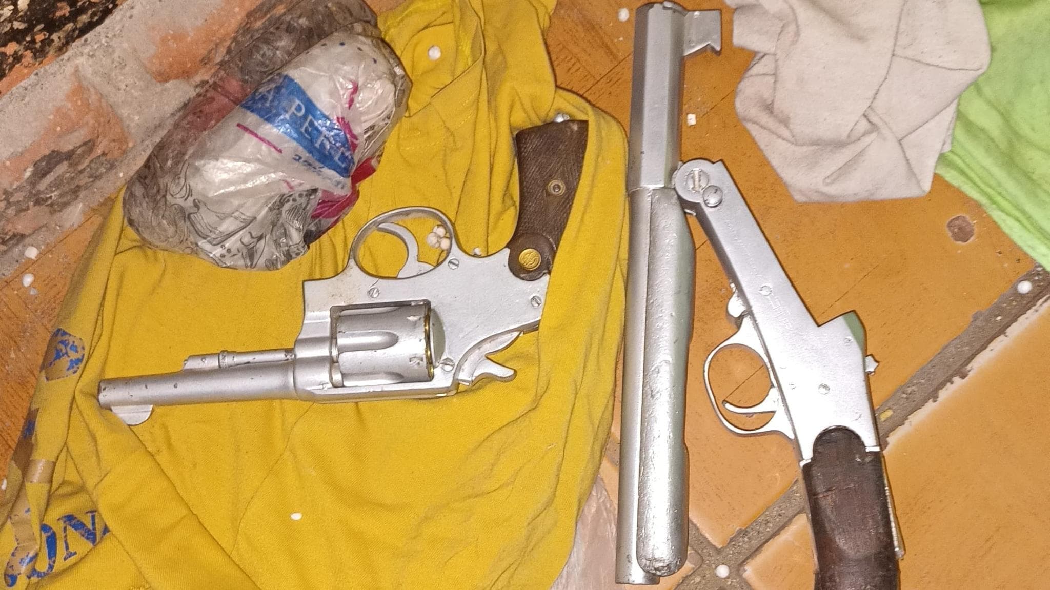 Secuestran armas y detienen a una persona en el barrio Santa Clara