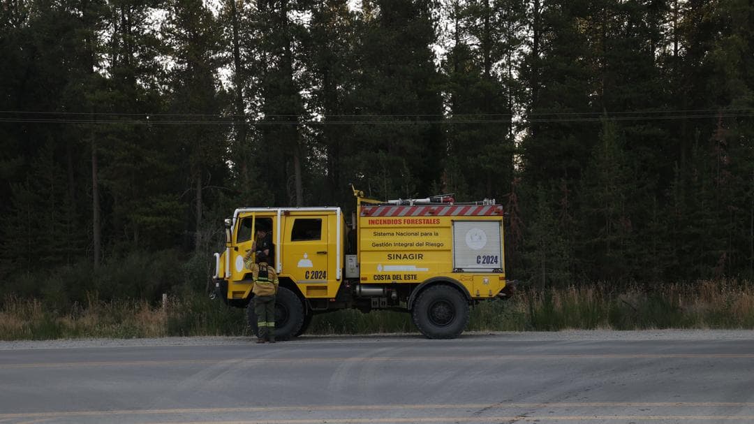 Siguen combatiendo el incendio en El Bolsón, por ahora está controlado