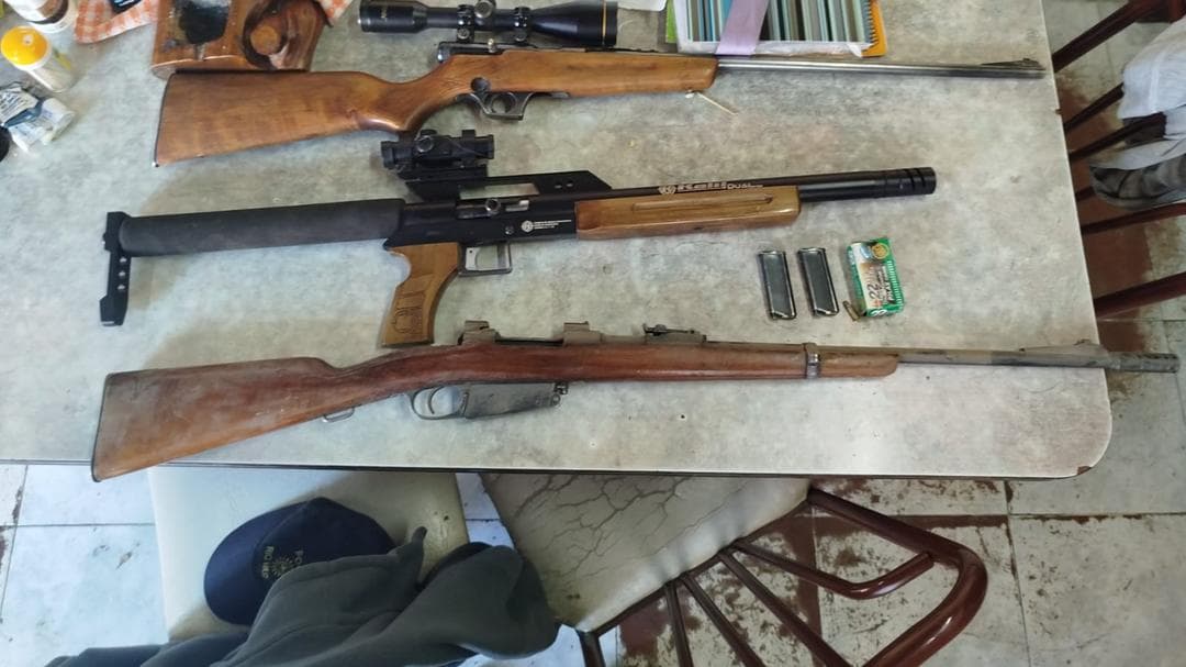 Secuestron armas y dispositivos electrónicos en allanamientos en Viedma