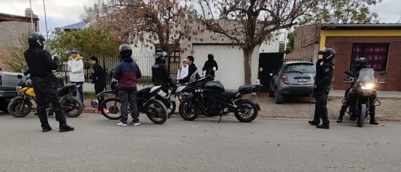 Una mujer tenía pedido de captura fue detenida en Viedma en los operativos de policías que realizó en toda la provincia