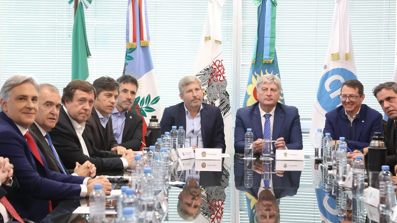 Junto a varios gobernadores Weretilneck participó de un encuentro en el CFI