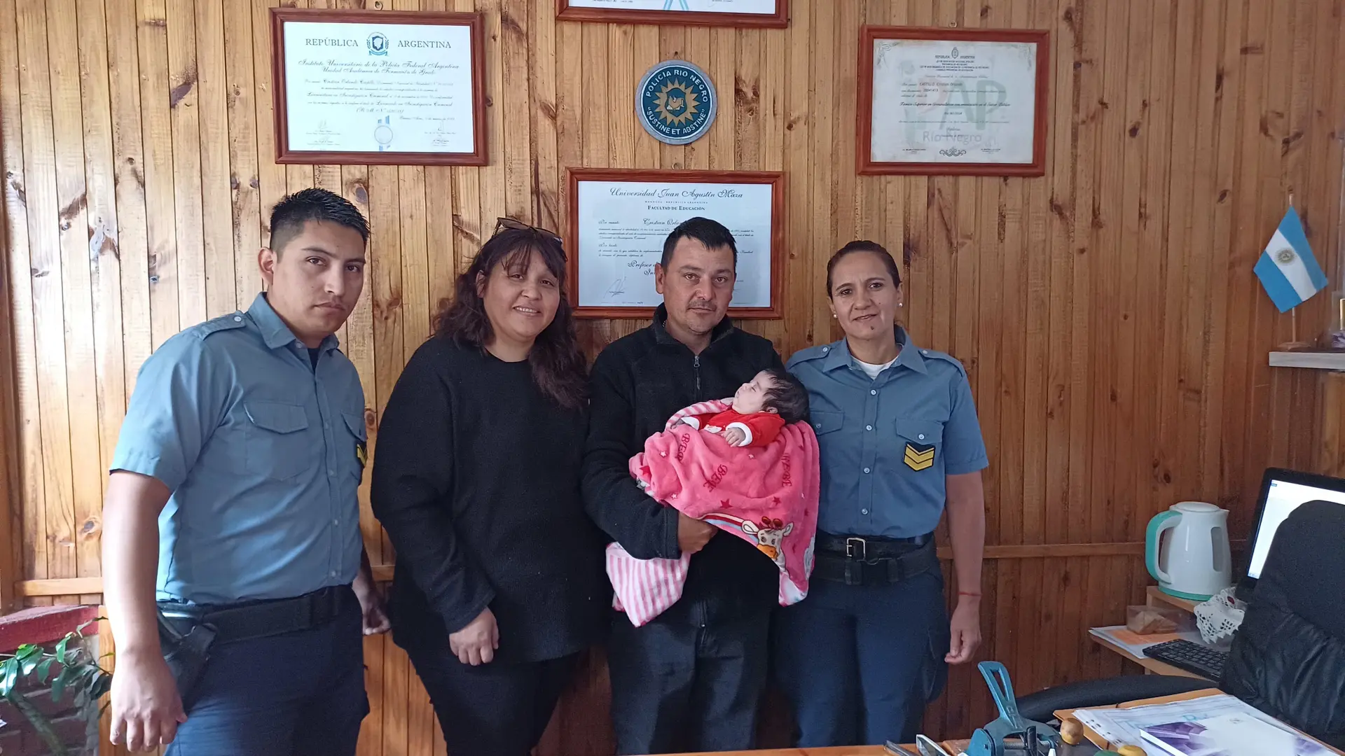Policías salvaron la vida de una bebé con maniobras de RCP camino al hospital