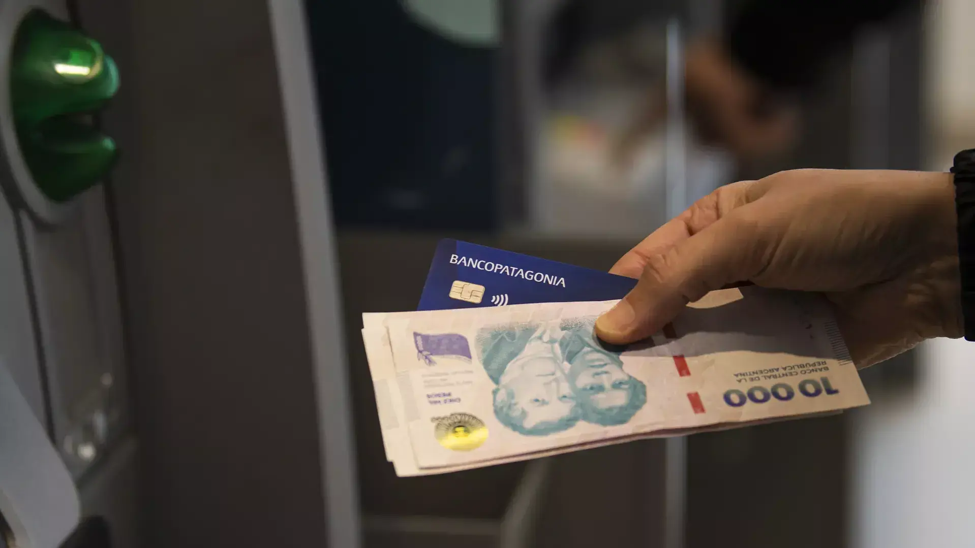 Se inició el pago del aguinaldos a empleados públicos de Río Negro