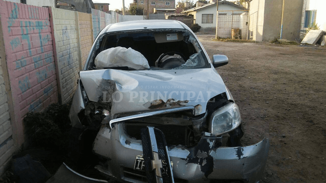 Un auto volcó en el barrio Lavalle