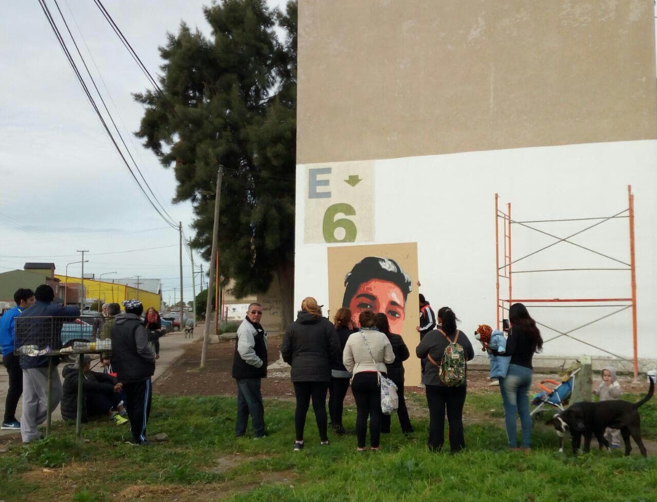 Colocan el mural de Emilio Collueque asesinado el 1 de enero de este año