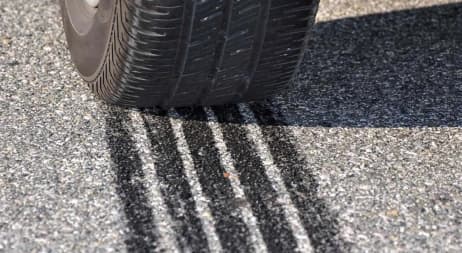 Circulaba a excesiva velocidad y dejó una huella de frenada de casi 29 metros de largo