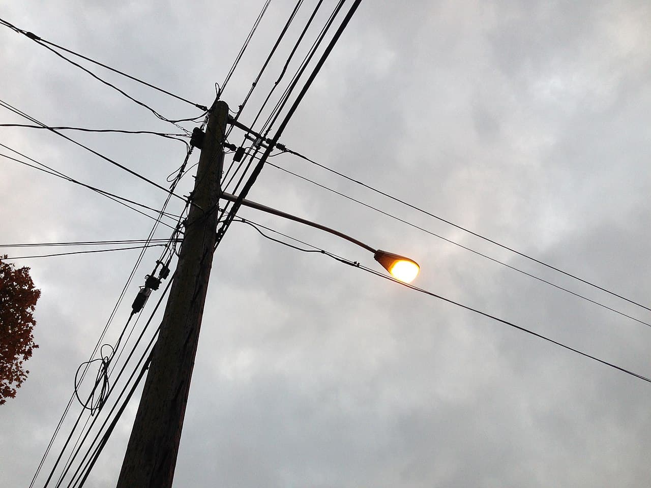 Le pagarán casi dos millones de pesos a una mujer que no podía construir porque tenía un poste de alta tensión en su terreno