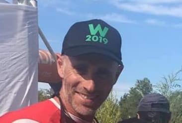 Con la gorra Echarren hace campaña en la Regata de la candidatura de Weretilneck