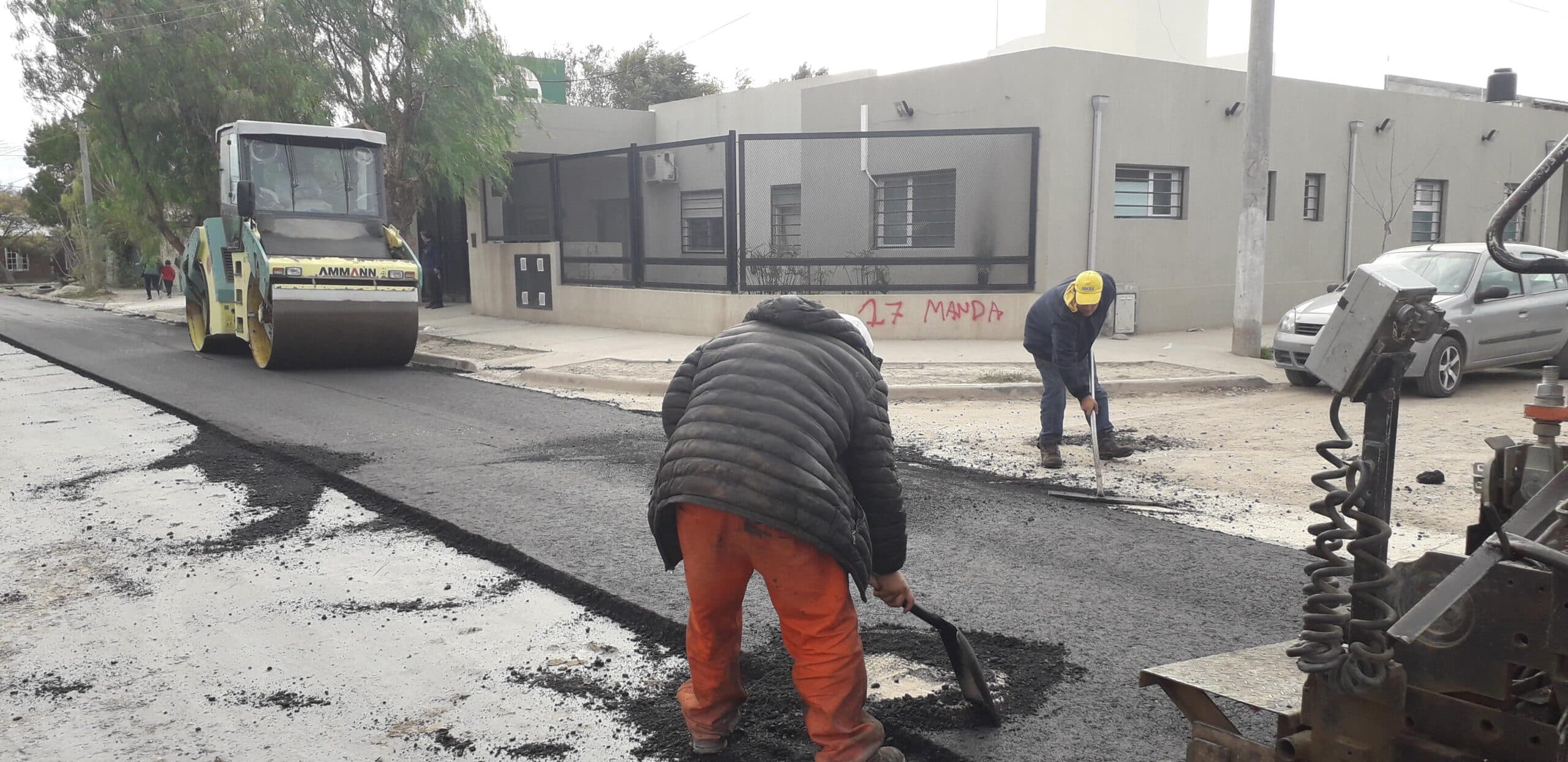 Se asfaltan los accesos al centro de salud y comisaria del barrio Mi Bandera