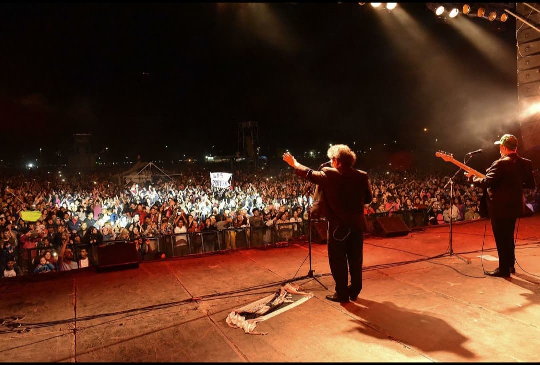 Unas 60 mil personas disfrutaron de Los Palmeras en la fiesta del Río