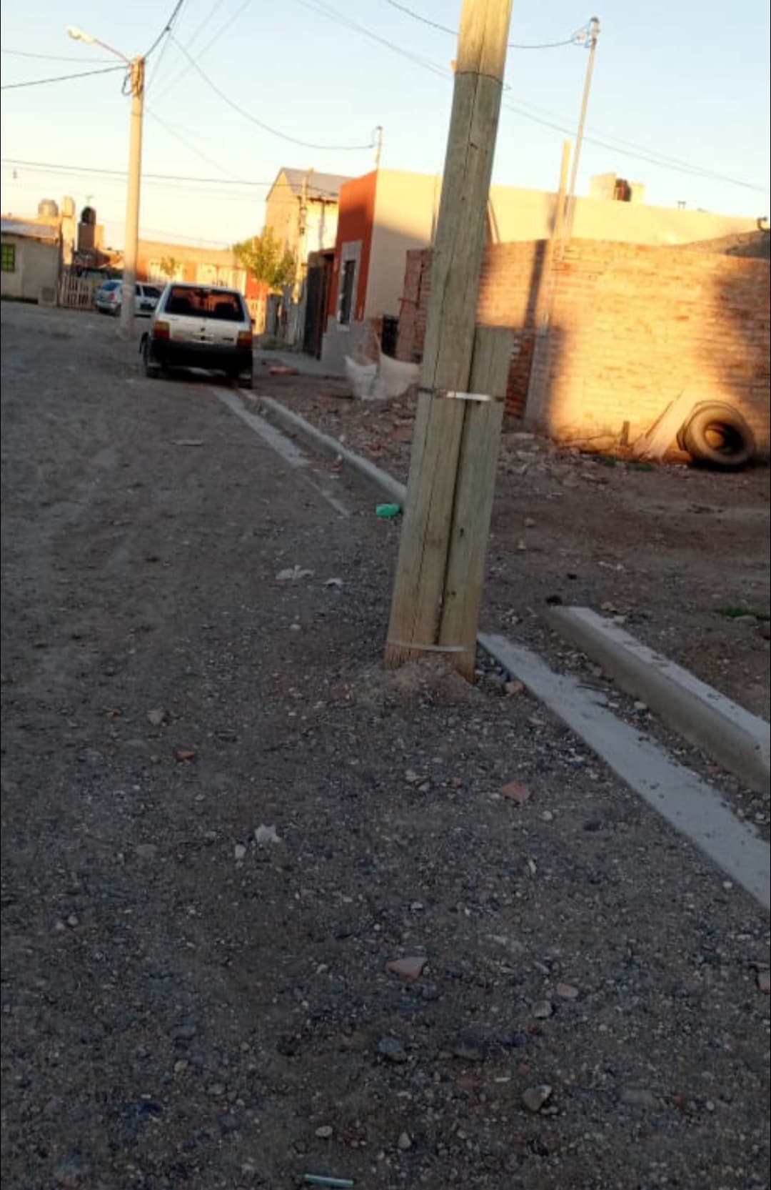 Edersa colocó postes donde no debía y el municipio de Viedma solicitó la reubicación