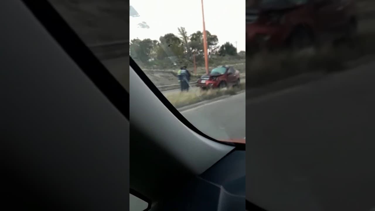Fuerte choque de un auto pasando el puente seco de Patagones a Viedma